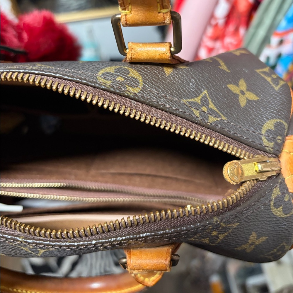 Louis Vuitton Speedy 25 Vintage Handbag! - Picture 5 of 11